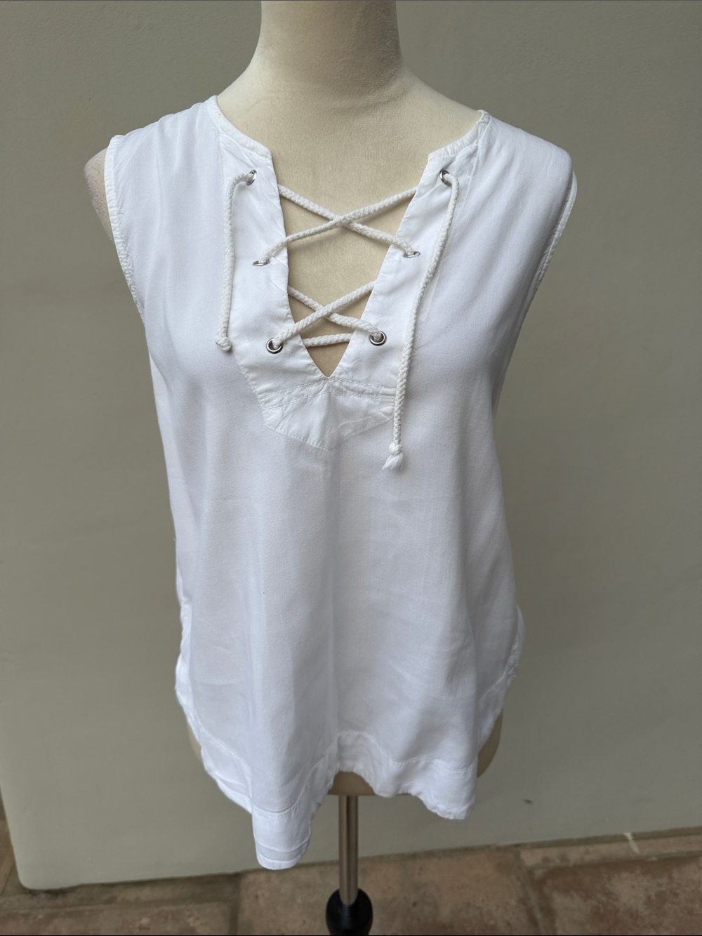BELLA DAHL White Lace-Up Sleeveless V-neck Top Relaxed Fit Size Medium